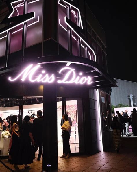 miss dior - love n'roses exhibition shanghai|A first look at the MISS DIOR LOVE N’ROSES EXHIBITION .